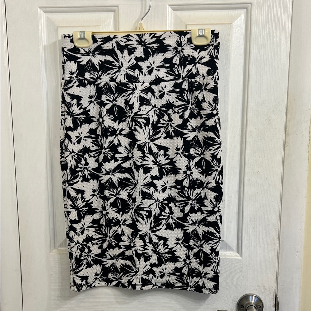 LuLaRoe Black and White Leaf Pencil Skirt
